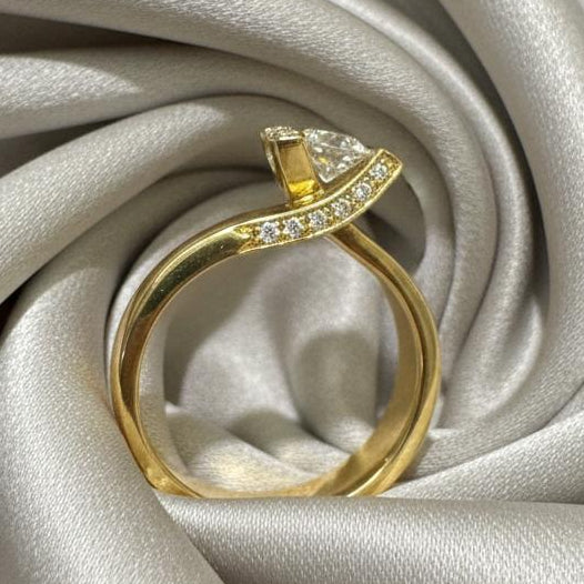 18K gold diamond ring detail showing center diamond and accent diamonds expert setting