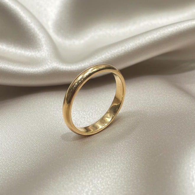 18K gold ring detail showing expert craftsmanship quality finish