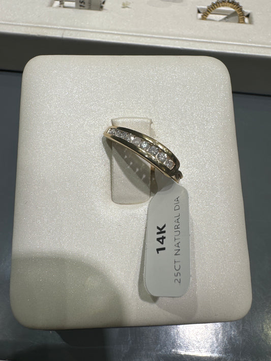 Piercing para ombligo de oro de 14 quilates. Adornado con 25 brillantes diamantes.