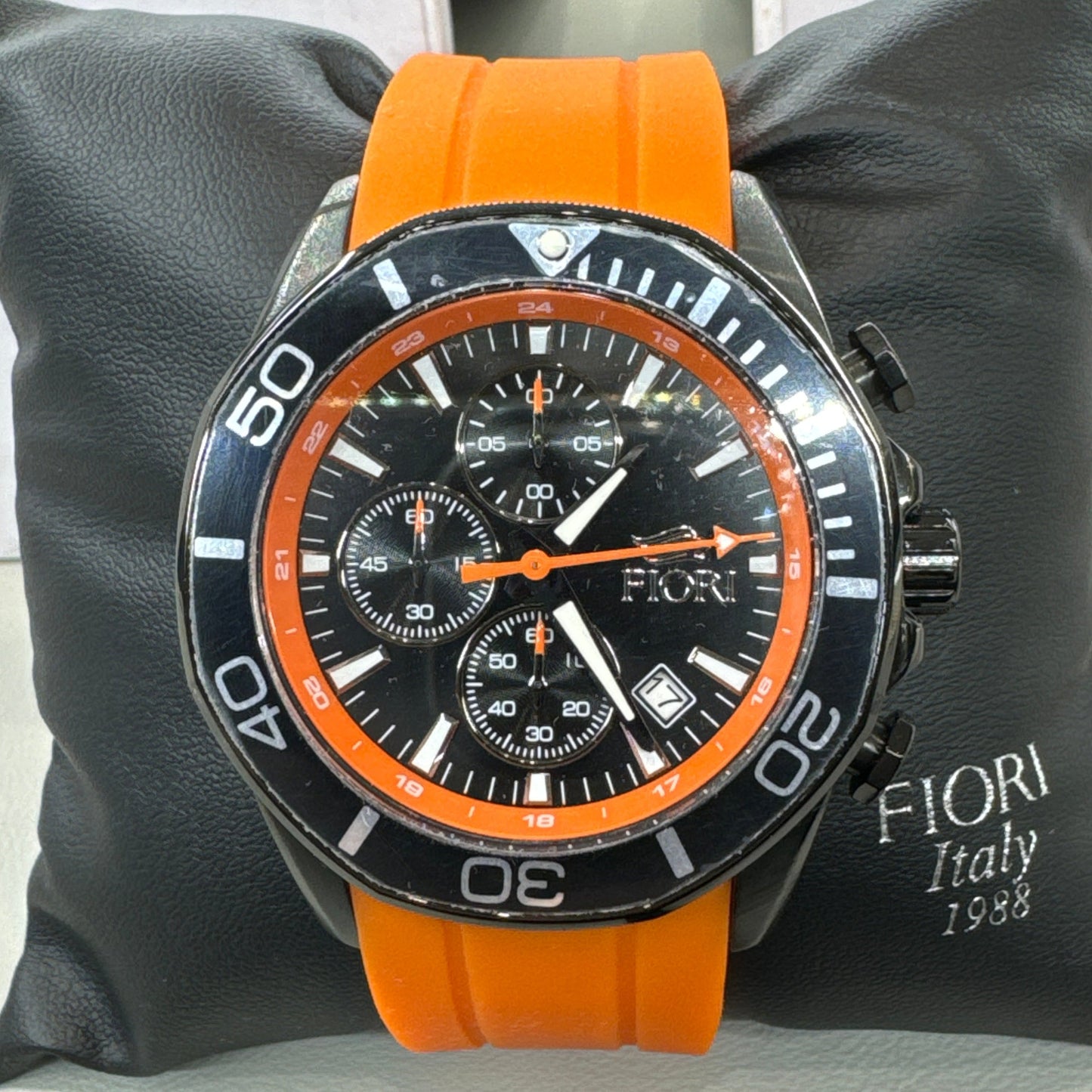 Montre Fiori chronographe avec couronnes visée pour hommes en acier inoxydable et avec bracelet en silicone #3841 Montre