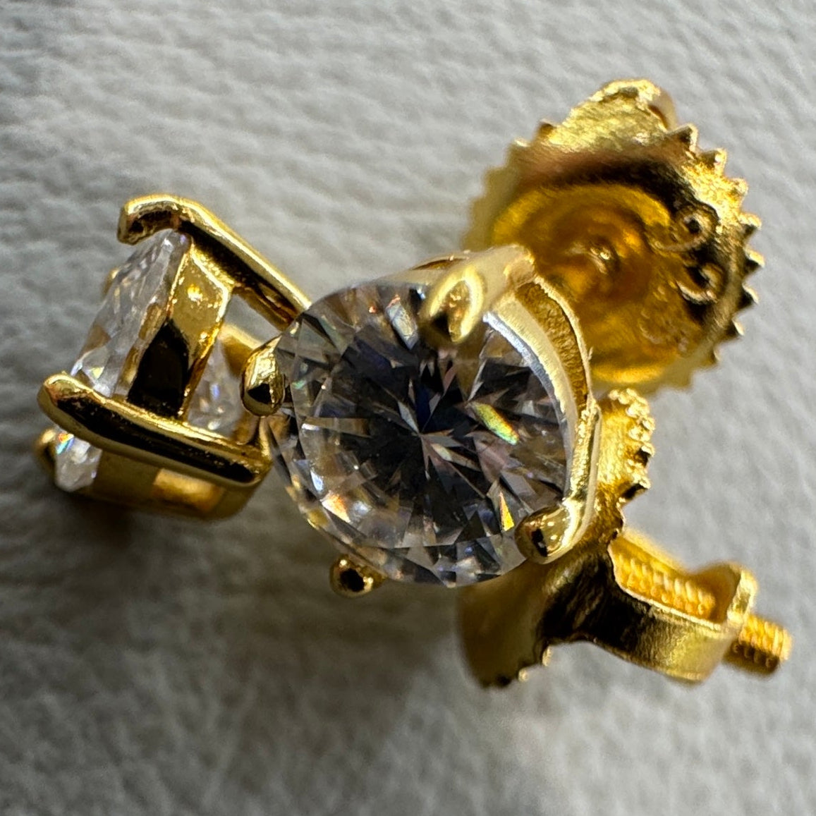 Boucles d'oreilles puces en moissanite de 5 mm, plaquées or sur argent sterling (MJJVG-E002SMS-5mm)