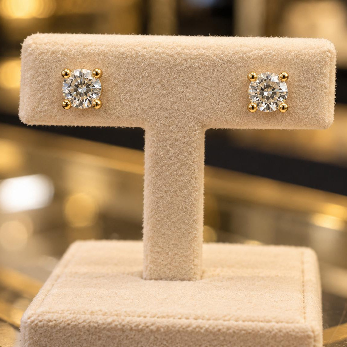 Aretes de botón de oro de 10K con diamantes de laboratorio 0.52CT