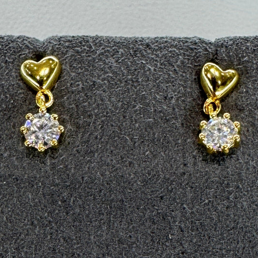 Pendientes de corazón en plata de ley con moissanita y baño de oro (modelo: AZ137-EY)