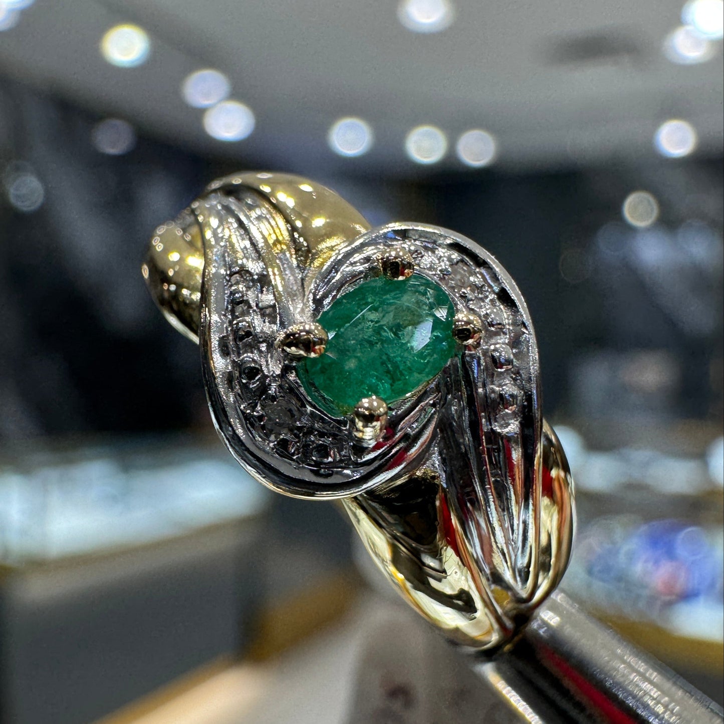 Emerald .20ct & .02 Diamonds - 18k Gold Ring / Bijouterie Del Moral