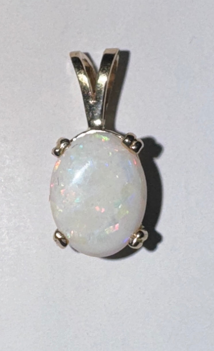 Colgante de oro amarillo de 10 quilates con gema de ópalo