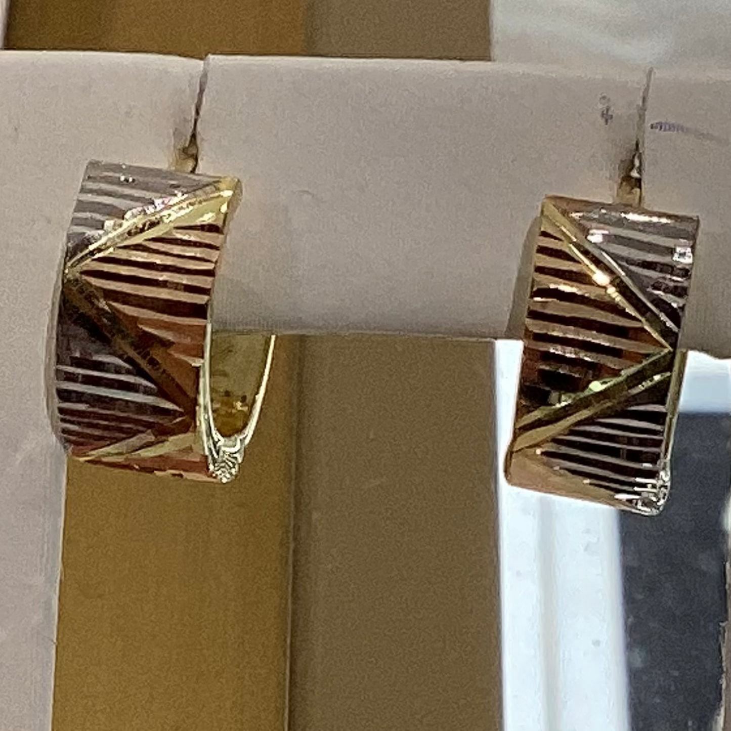 Huggies 10K Tri-Gold Earrings 1.65g / Bijouterie Del Moral / Brossard / Mail Champlain