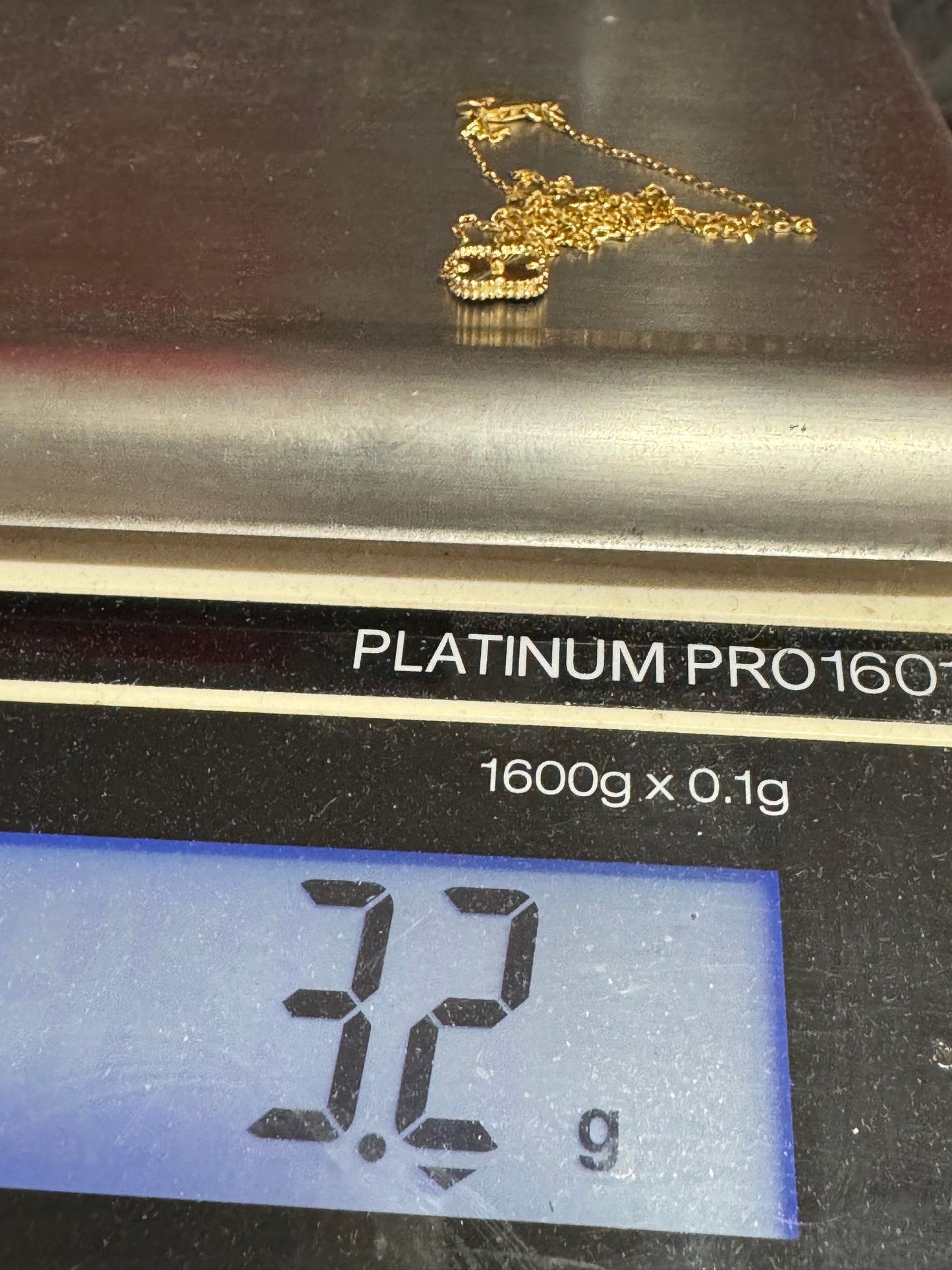 Collier trèfle en or jaune 10 carats taille diamant