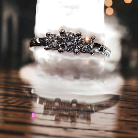 10K W Gold Women’s Ring 2.20g