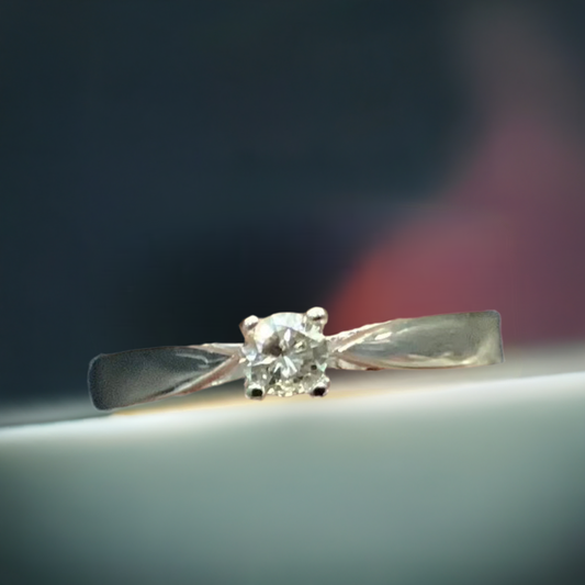 Anillo de oro de 10 quilates con diamantes de 1,38 g y 10 puntos