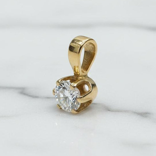 10K gold diamond solitaire pendant 0.17CT detail showing round diamond expert setting brilliant sparkle
