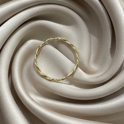 10K gold ring 0.55 grams ultra-delicate elegance feather-light comfort
