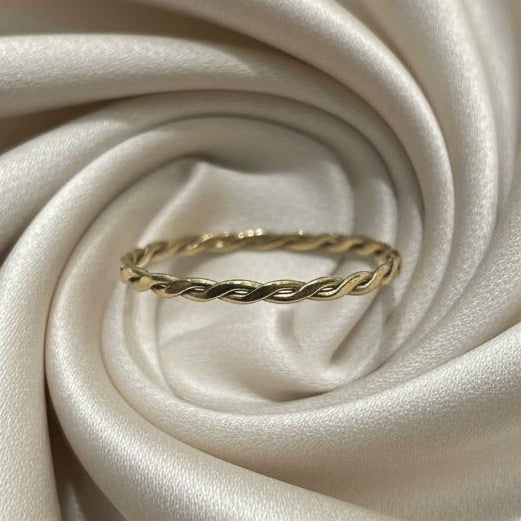 10K gold ring 0.5 grams ultra-delicate elegance feather-light comfort
