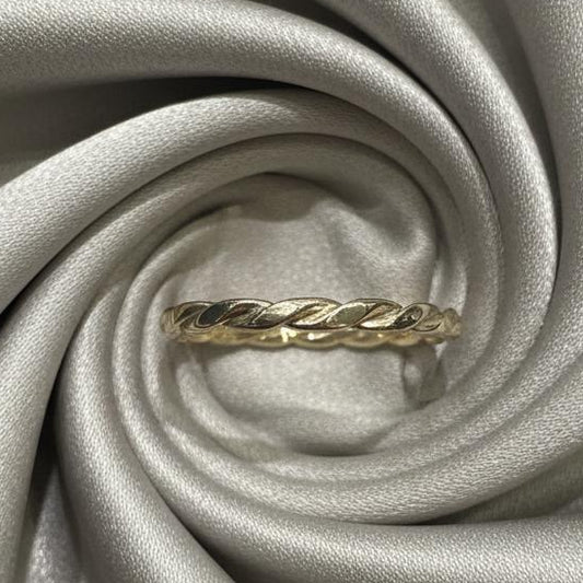 10K gold ring 1.4 grams delicate elegance comfortable weight
