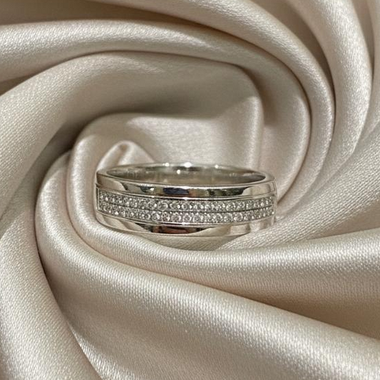 14K gold diamond ring detail showing expert setting diamond brilliance
