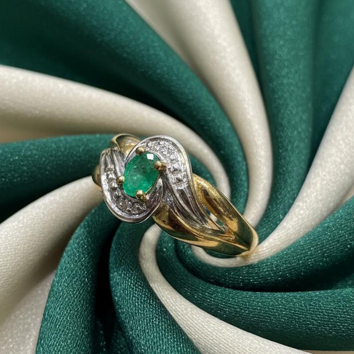 18K gold diamond and emerald ring 0.2CT vivid green emerald with diamond accents luxury

