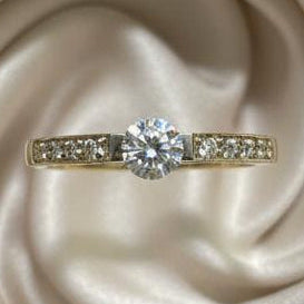 18K gold diamond ring 0.35 carat elegant luxury brilliant sparkle refined presence
