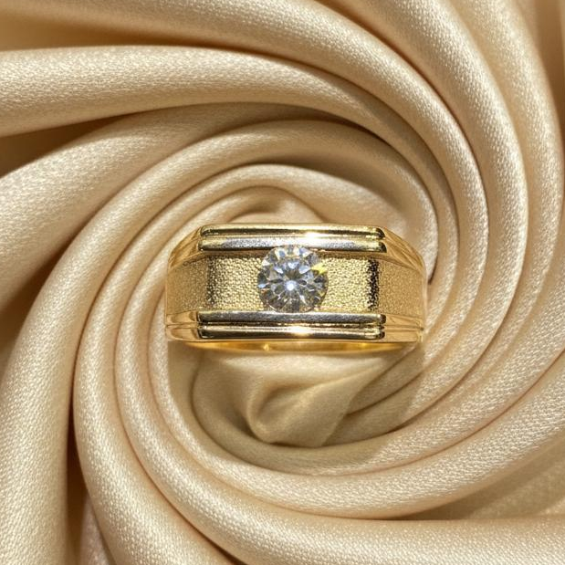 18K gold diamond ring detail showing expert setting brilliant sparkle premium quality

