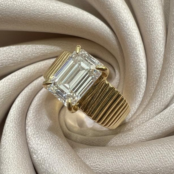 18K gold lab-grown diamond ring 3 carat show-stopping ethical luxury extraordinary brilliance

