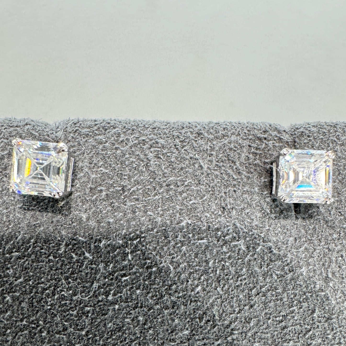 Boucles d'oreilles puces carrées en moissanite de 4 mm, argent sterling plaqué rhodium (E0344SMS-4mm)