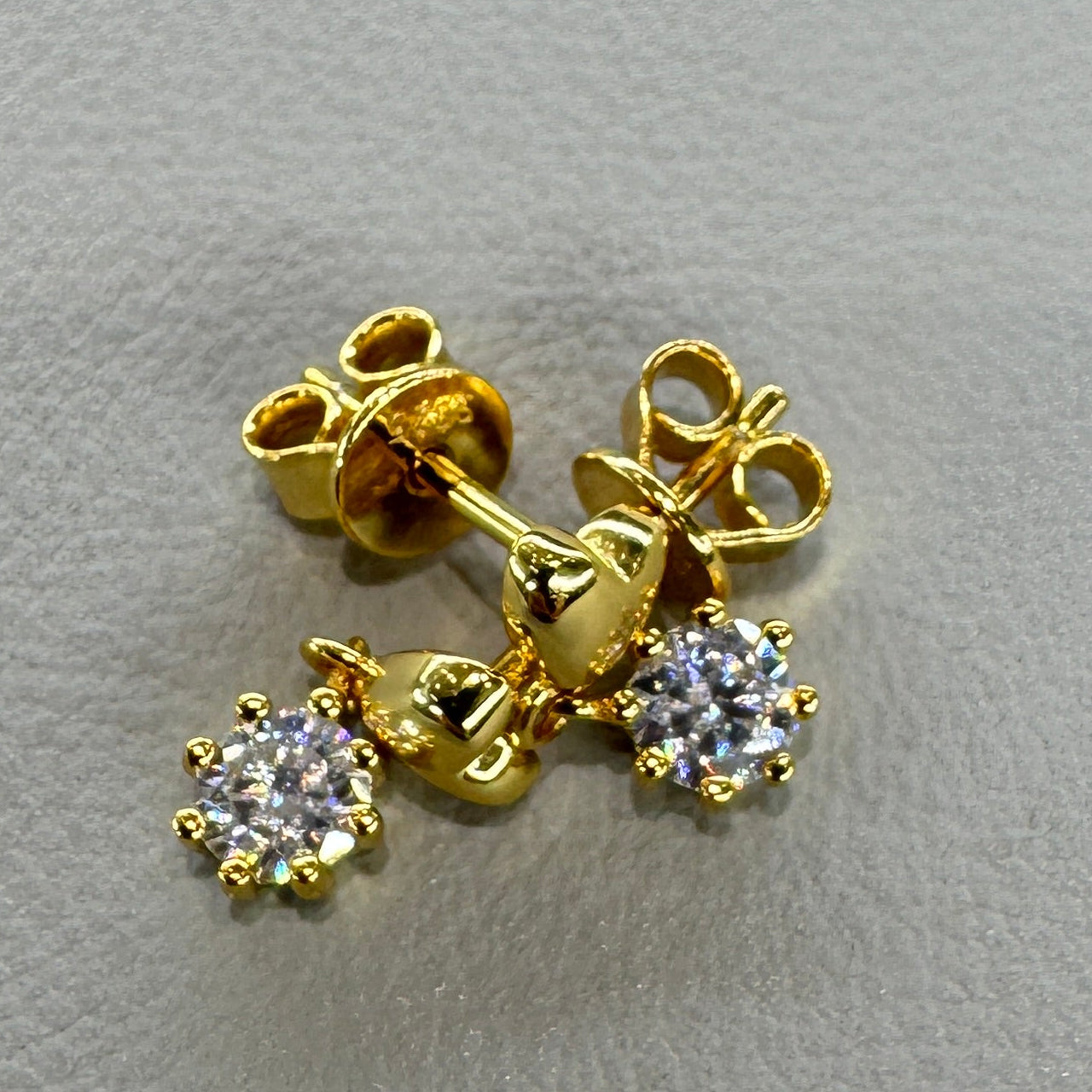 Boucles d'oreilles en forme de cœur - Argent sterling avec moissanite et placage or (Modèle : AZ137-EY)