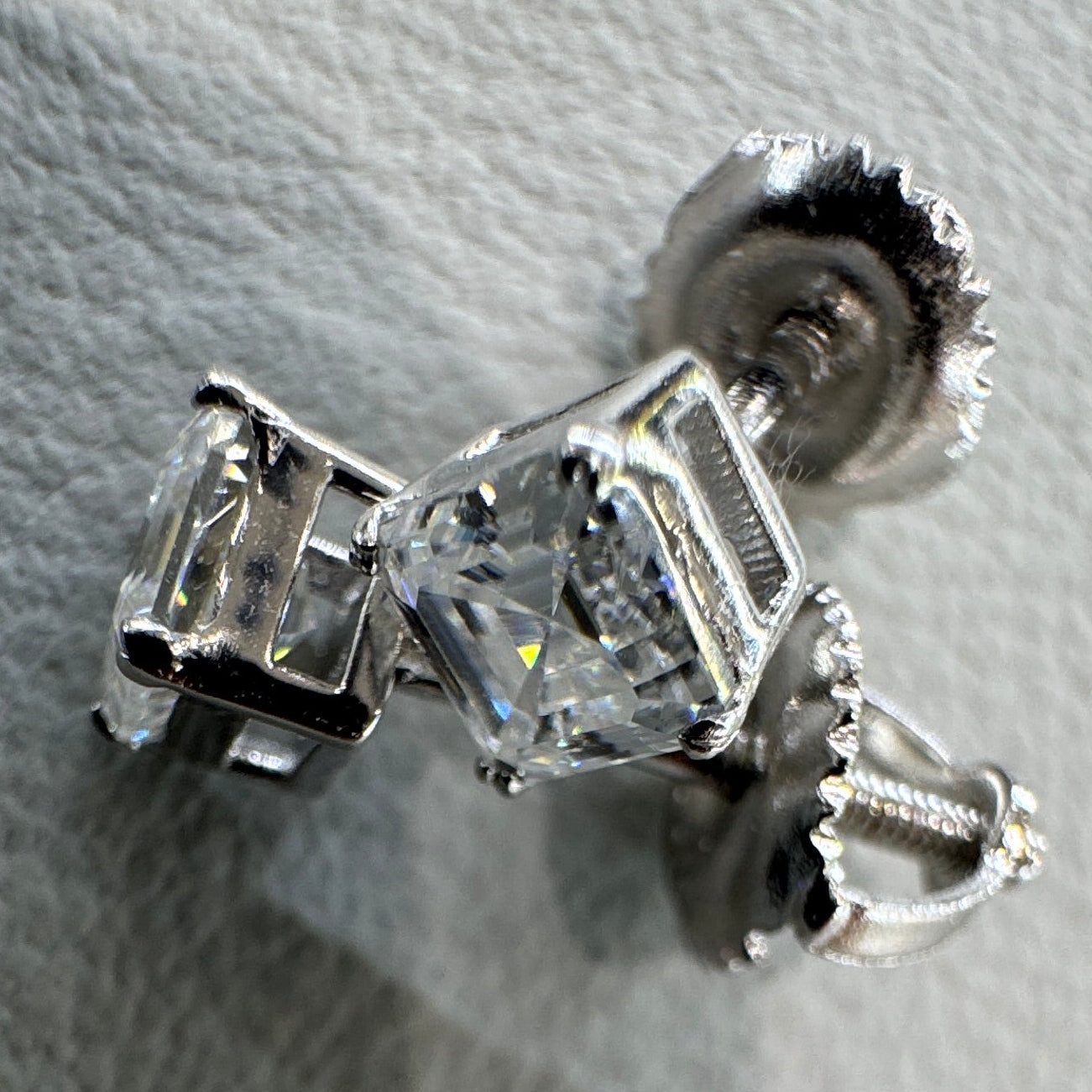 Boucles d'oreilles puces carrées en moissanite de 4 mm, argent sterling plaqué rhodium (E0344SMS-4mm)