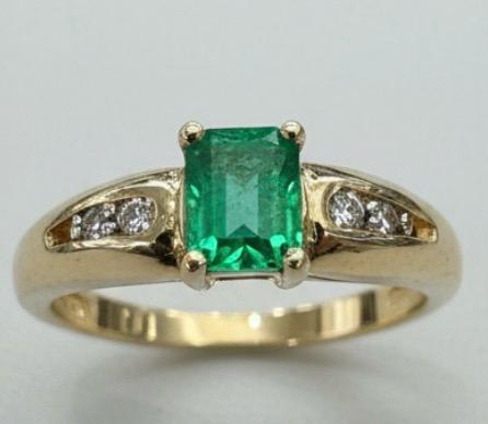 14K gold emerald ring 1.1CT center stone rich green color natural beauty
