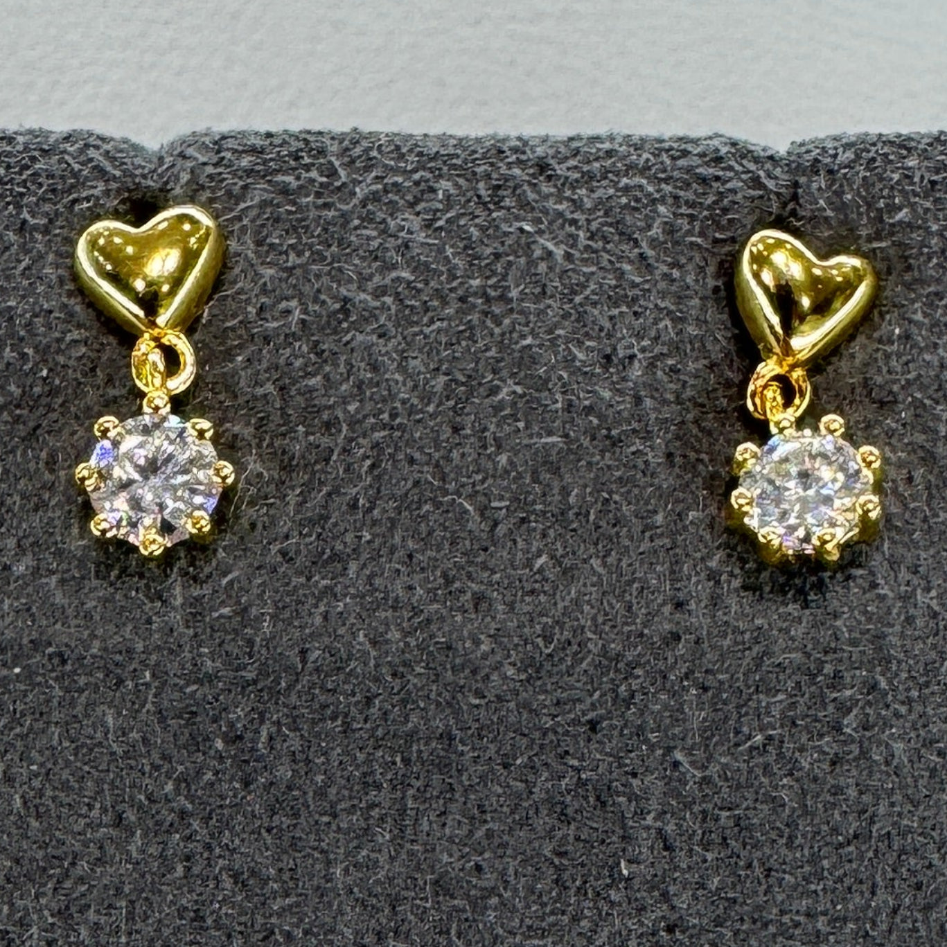 Boucles d'oreilles en forme de cœur - Argent sterling avec moissanite et placage or (Modèle : AZ137-EY)