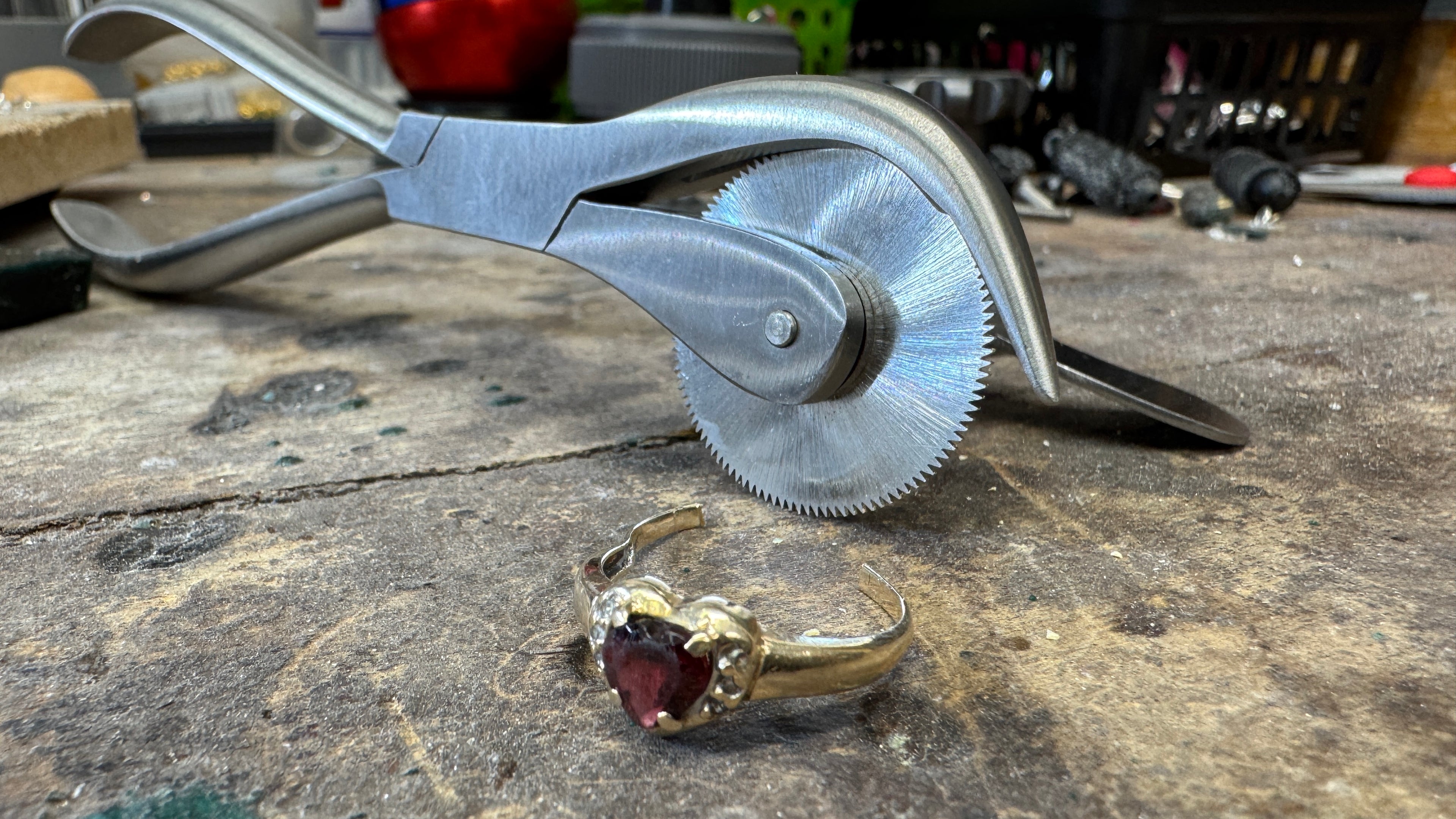 Emergency_ring_removal_Brossard Bijouterie Del Moral / Mail Champlain