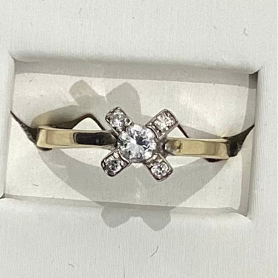 Anillo en forma de X de oro amarillo de 10 quilates con circonita - 2,85 g - Talla única