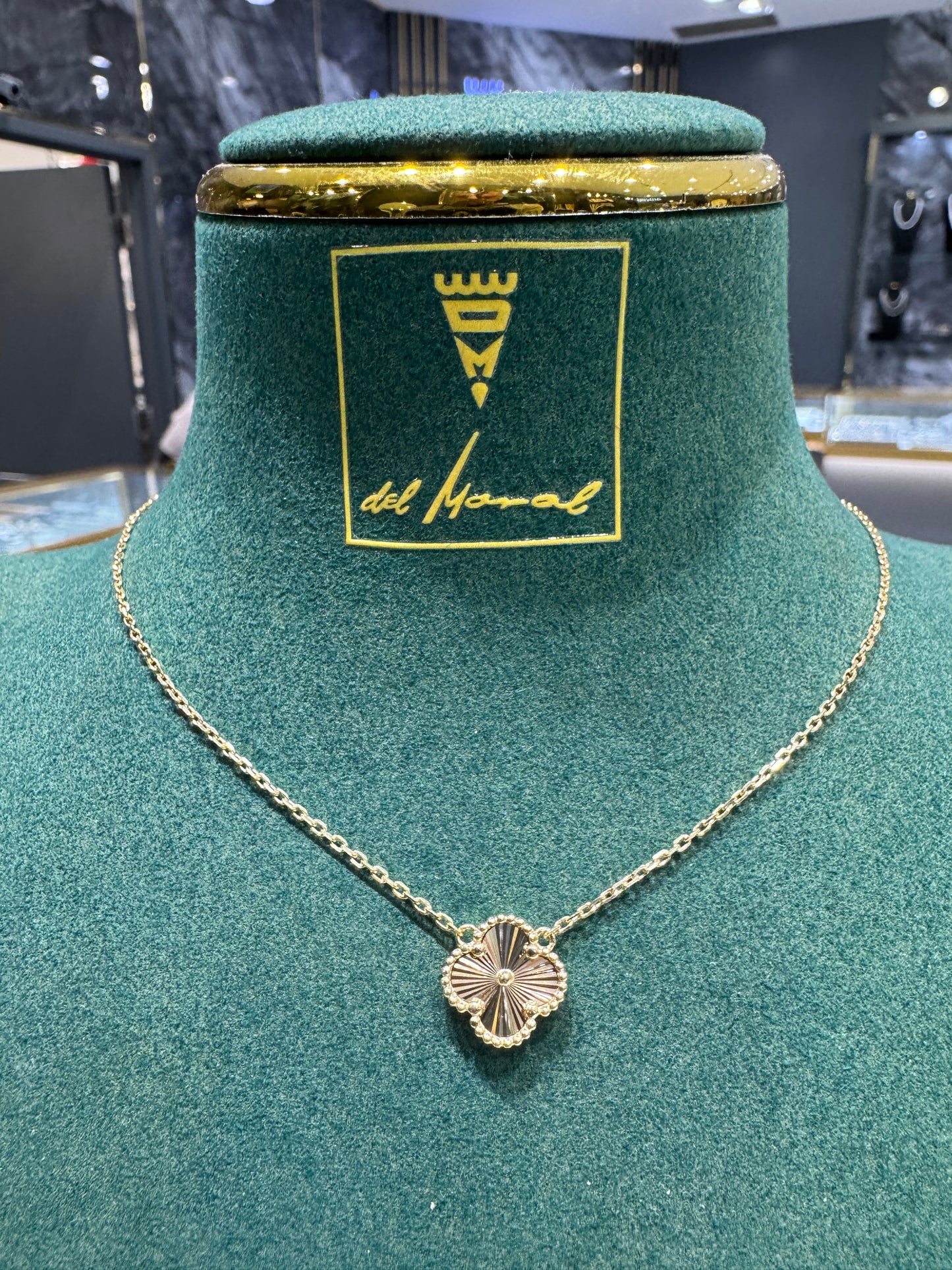 Collier trèfle en or jaune 10 carats taille diamant