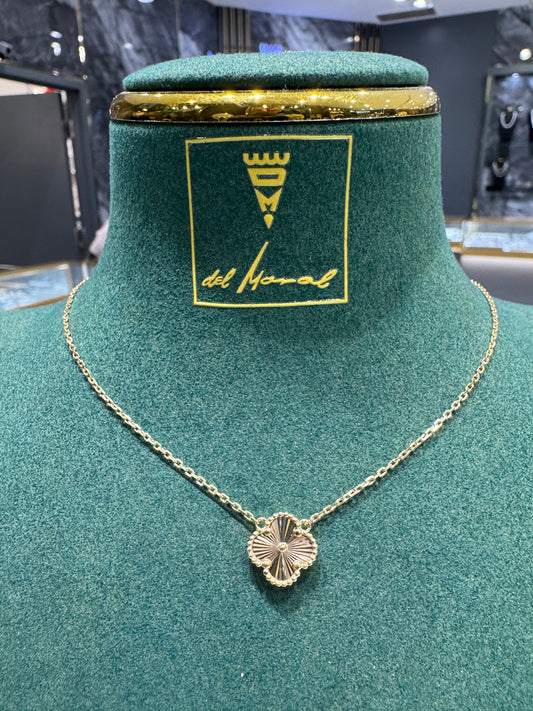 Collier trèfle en or jaune 10 carats taille diamant