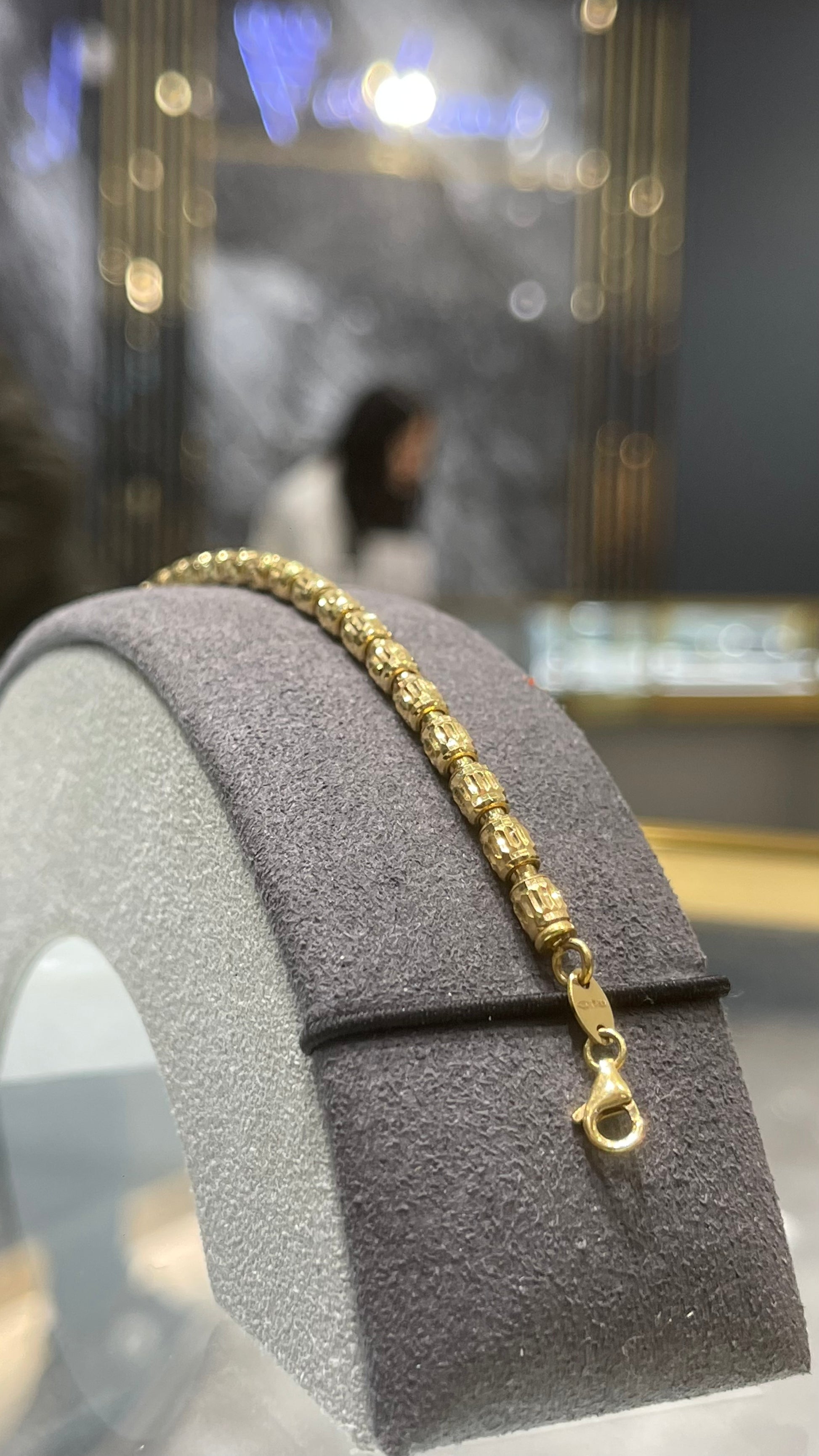 Luxurious 10K Italian gold bracelet for women, 7.97 grams, timeless elegance
