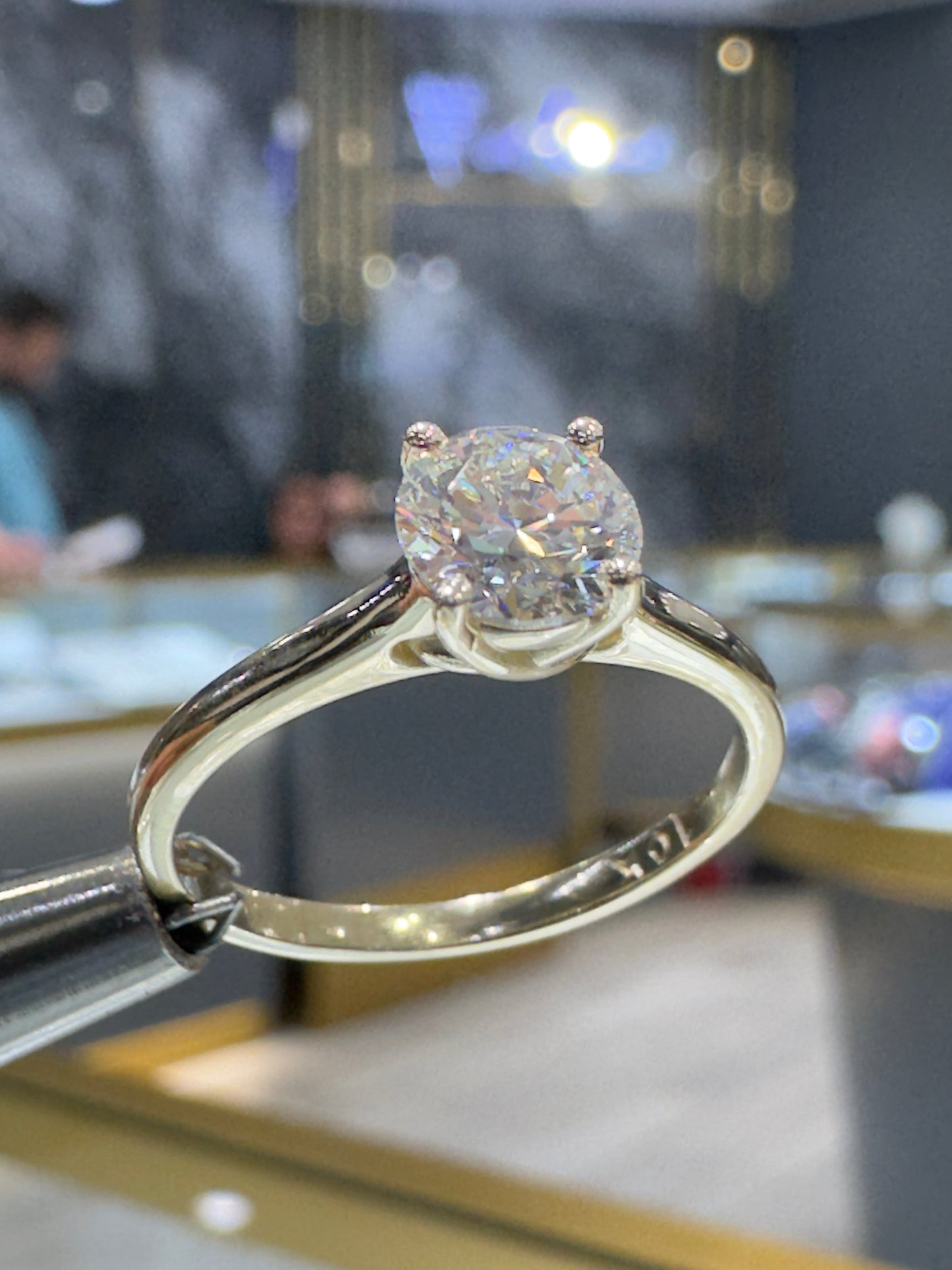 Solitaire 10k yellow gold ring .73ct Lab Diamond E VVS 1 / Bijouterie Del Moral