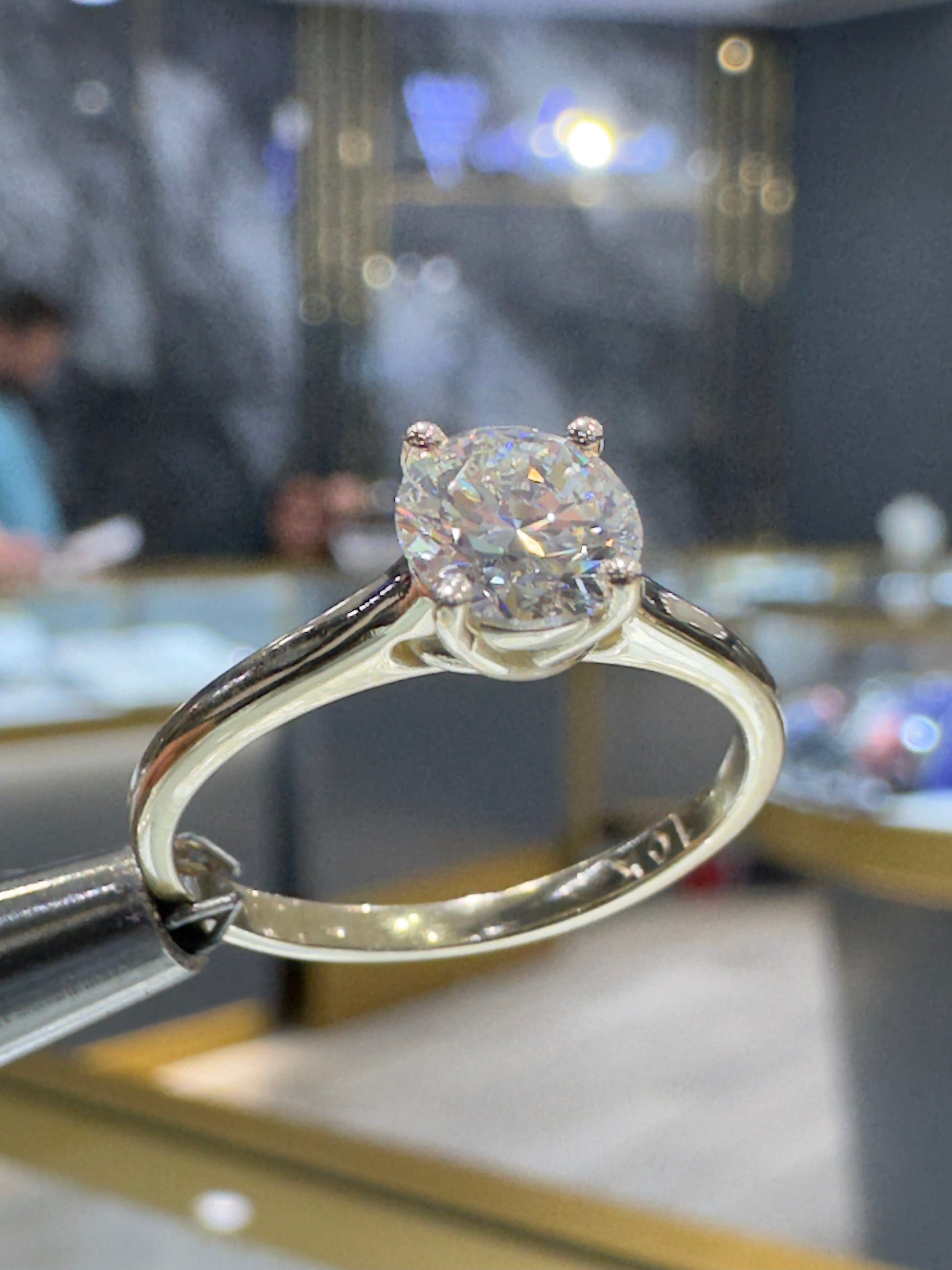 Solitaire 10k yellow gold ring .73ct Lab Diamond E VVS 1 / Bijouterie Del Moral