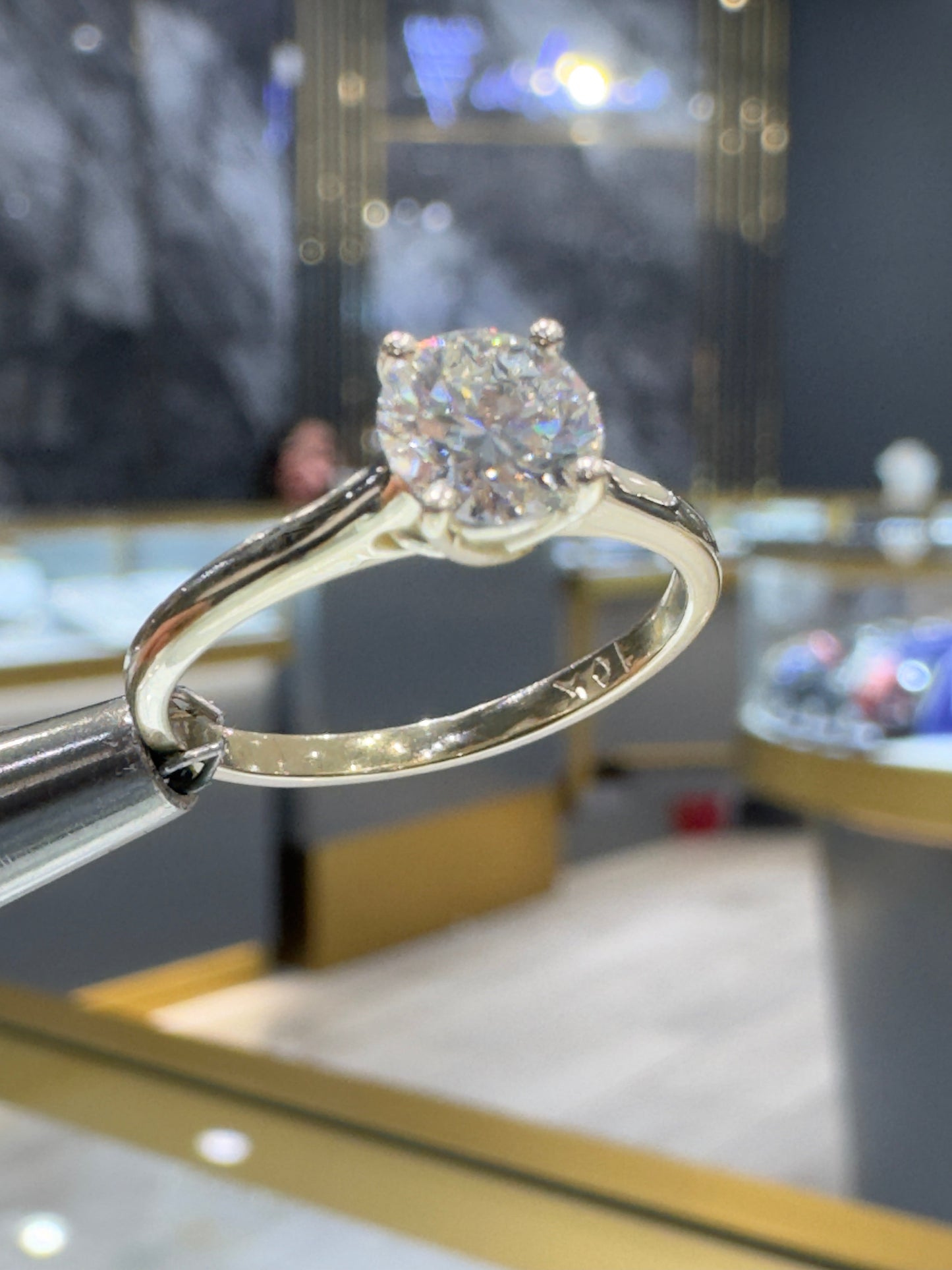 Solitaire 10k yellow gold ring .73ct Lab Diamond E VVS 1 / Bijouterie Del Moral / Champlain Mall